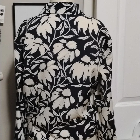 NWT Velvet Fleur top - Picture 2 of 6